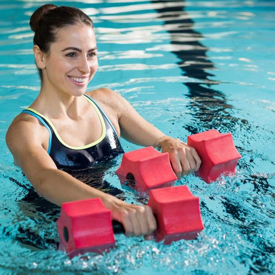 Узнайте об упражнениях и преимуществах аква аэробики — водной гимнастики!