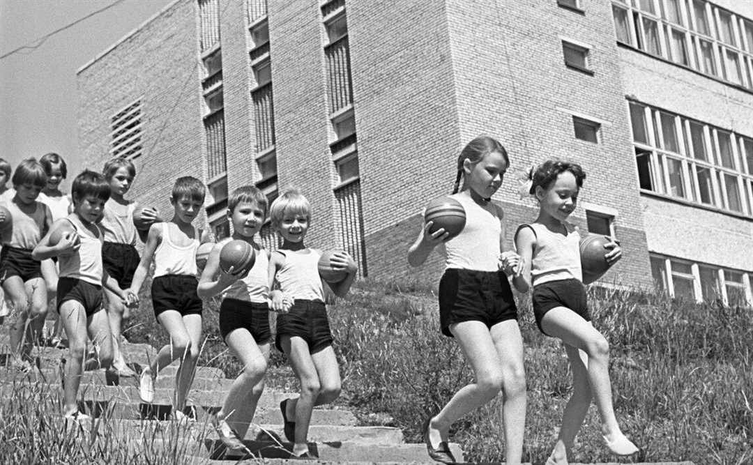 Активное развитие здоровья и активности детей в СССР — история детского фитнеса и его положительное влияние.